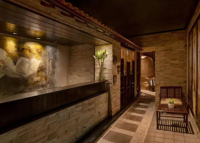 Courtyard By Marriott Mumbai International AirportAirport Hotel